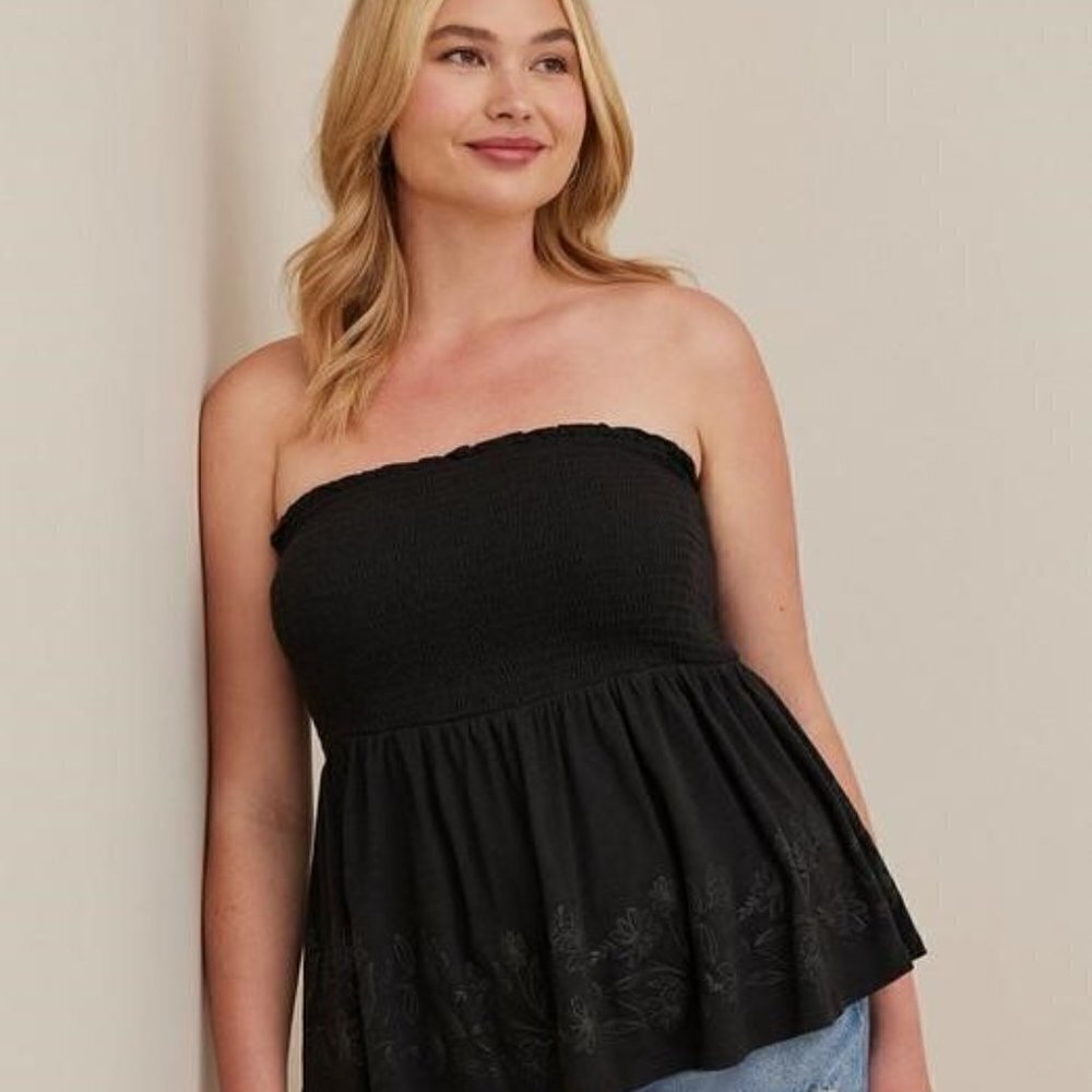Torrid - Cotton Strapless Smocked Bodice Babydoll Floral Printed Top in Black